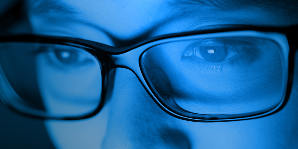 Tι είναι το μπλε φως των ψηφιακών συσκευών το οποίο λέγεται ότι προκαλεί εκτυφλωτική λάμψη και κόπωση ματιών;